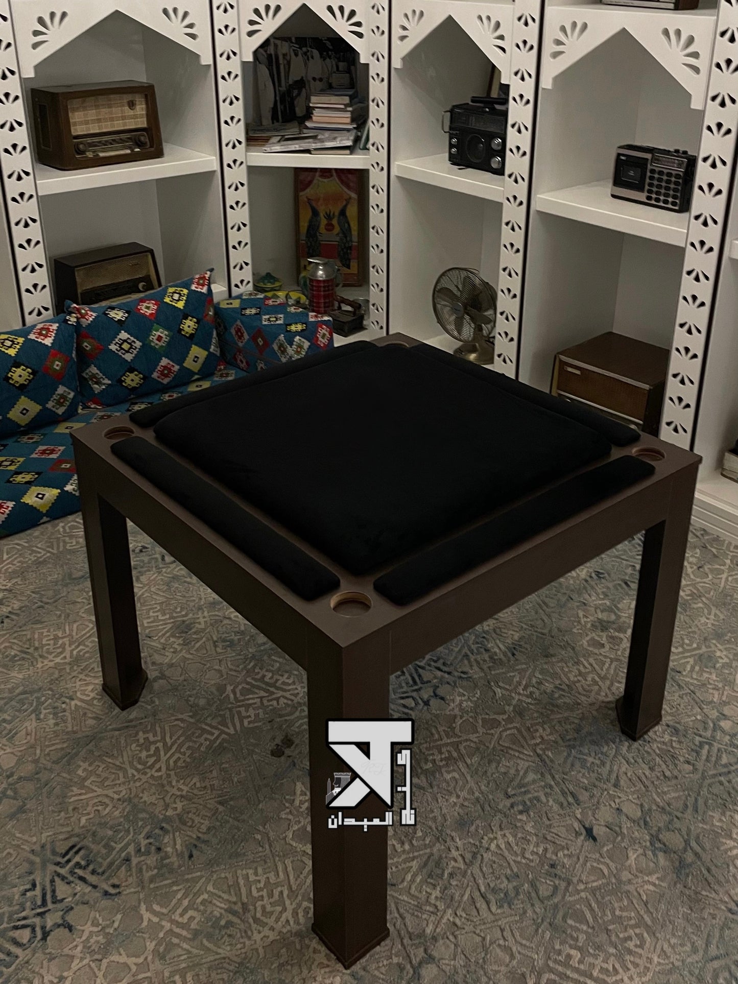 طاولة مرتفعة علوية كبيرة مع الجرس