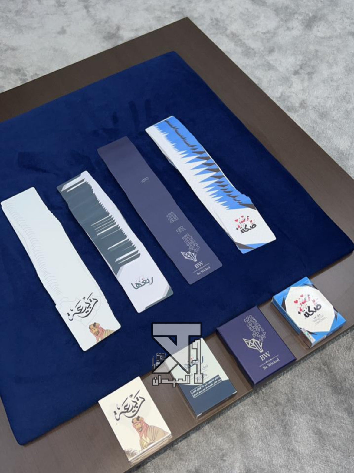 طاولة لون الكحلي اطراف خشب حجم 80