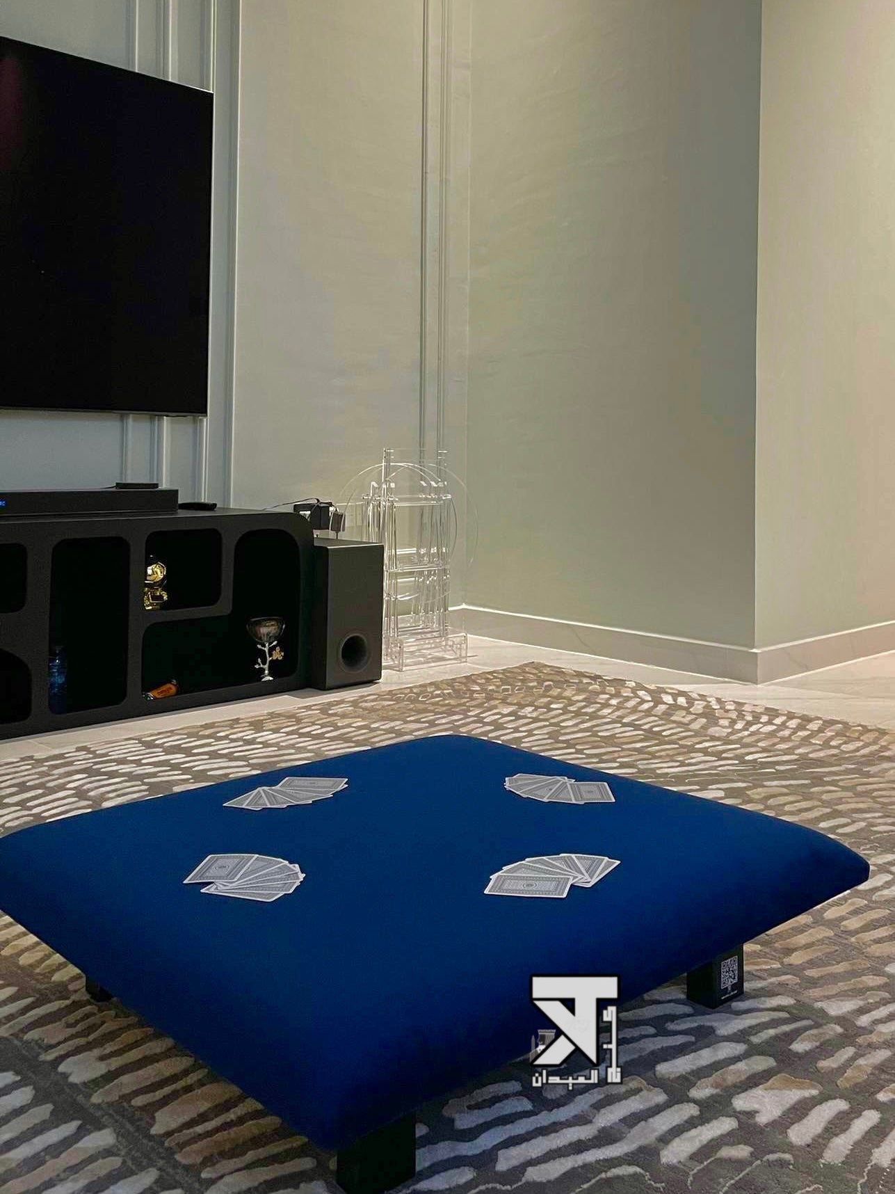 طاولة لون الكحلي كاملة حجم 80